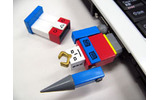 ソリッドアライアンスは7日、「コレジャナイロボUSB2.0フラッシュメモリー 256Mバイト」の販売を同社直販サイトにて開始した。価格は7,329円。の画像