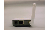 背面1:アンテナが取り付けられた状態。接続するものは、ここにある電源(向かって左)のプラグと、そのとなりにあるLANケーブルだけだ。の画像