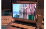 液晶、プラズマ、SEDに続く、薄型ディスプレイとして開発が進められている「有機LEディスプレイ」。2007 International CESでは、ソニーが展示をしている。の画像