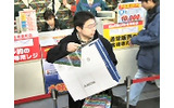 年末商戦の台風の目「PSX」が発売！ ビックカメラ有楽町店では目立った混雑もなく開始の画像