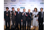 集合写真。左からウィルコム執行役員副社長の土橋匡氏、眞下氏、喜久川氏、ウィルコム代表取締役会長木下龍一氏、矢口氏、小川氏、ウィルコム執行役員副社長近義起氏の画像