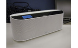 外観はシンプルすぎるCDラジカセ。機能は当たらずとも遠からじの画像
