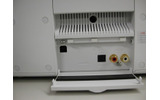 背面の配線パネル。DLNAのUSBコネクタ、オプティカルリンクの出力端子、外部スピーカー端子が並ぶの画像