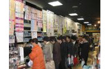 　30日午前0時を迎えるにあたってほとんどのショップが10秒前からカウントダウンを行い、午前0時の時報と共に一斉にWindows Vistaの販売を開始した。大阪日本橋の深夜販売イベントレポートの第2弾だ。の画像