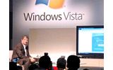 ソファーに座り、テレビに接続されたWindows VistaのPCを操作。Media Centerの機能をデモンストレーションするダレン・ヒューストン氏の画像