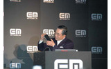 EM・ONEを紹介する千本倖生氏の画像