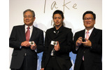 左からキヤノンマーケティングジャパン代表取締役 村瀬治男氏、オダギリジョー氏、専務取締役 芦澤光二氏の画像