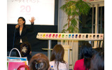 　23日夜、「PANTONE ケータイイベント 20 CORORS」と題した女性ブロガー限定イベントが原宿のCafe SUTUDIOにて行われた。の画像