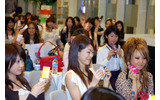 　23日夜、「PANTONE ケータイイベント 20 CORORS」と題した女性ブロガー限定イベントが原宿のCafe SUTUDIOにて行われた。の画像