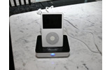 iPod用コントロールドック。付属のリモコンを使うと、ネットワークスピーカーからiPodを操作できるの画像