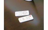 XW-PSS01に付属のリモコン(下)と、IKD-01に付属のリモコン(上)の画像