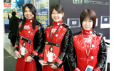 　1日、有楽町ビックカメラ本館にて、イー・モバイルが3月31日のサービス開始に先立ち「先行申込イベント」を開催。13年ぶりに新規参入した携帯電話会社、イー・モバイル代表取締役社長の種野晴夫氏があいさつをした。の画像