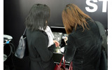 　1日、有楽町ビックカメラ本館にて、イー・モバイルが3月31日のサービス開始に先立ち「先行申込イベント」を開催。13年ぶりに新規参入した携帯電話会社、イー・モバイル代表取締役社長の種野晴夫氏があいさつをした。の画像
