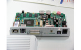 端末は、2006年11月に発表済みの「US100」が使われる。液晶ディスプレイの背面に設置可能なコンパクトサイズでVoIP機能なども搭載するの画像
