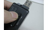 USB端子が底部に隠れている。背面のつまみをスライドさせると現れるの画像