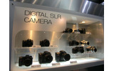 　広さおよそ40コマのニコンブースは、発売直前のデジタル一眼レフ「D40x」とコンパクトデジカメ「COOLPIX」シリーズの新モデルを大きな柱として展開していた。の画像