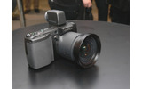 　リコーは28日、着脱式液晶ビューファインダー（EVF）と3倍ワイドズーム搭載のコンパクトデジタルカメラ「Caplio GX100」を発表した。発売は4月20日。予想実売価格は80,000円前後。の画像