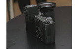 　リコーは28日、着脱式液晶ビューファインダー（EVF）と3倍ワイドズーム搭載のコンパクトデジタルカメラ「Caplio GX100」を発表した。発売は4月20日。予想実売価格は80,000円前後。の画像