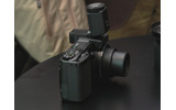 　リコーは28日、着脱式液晶ビューファインダー（EVF）と3倍ワイドズーム搭載のコンパクトデジタルカメラ「Caplio GX100」を発表した。発売は4月20日。予想実売価格は80,000円前後。の画像