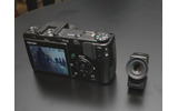　リコーは28日、着脱式液晶ビューファインダー（EVF）と3倍ワイドズーム搭載のコンパクトデジタルカメラ「Caplio GX100」を発表した。発売は4月20日。予想実売価格は80,000円前後。の画像