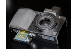 　リコーは28日、着脱式液晶ビューファインダー（EVF）と3倍ワイドズーム搭載のコンパクトデジタルカメラ「Caplio GX100」を発表した。発売は4月20日。予想実売価格は80,000円前後。の画像