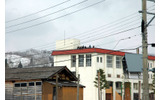 守山福山克雪管理センターから約280メートルのところにある小学校の屋上に基地局アンテナが設置されているの画像