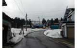 道路の雪は溶けているが、まわりにはまだ雪が積もっている状態。例年よりも少雪だというの画像