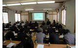 関係者でいっぱいになった会場。公民館の会合という雰囲気で、都内で行なわれる会見とはひと味違った雰囲気の画像