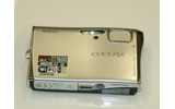　4月下旬発売予定のニコンのコンパクトデジタルカメラ「COOLPIX S50c」。スリムボディに搭載したIEEE802.11b/g準拠の無線LAN通信機能についてはすでに別記事で紹介したが、発売前の実機をニコンより借りることができたので、ここで紹介しよう。の画像