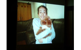 真央、愛犬のエアロといっしょに。「舞が撮りました。舞もエアロとはたくさん撮ってますよ」（舞）。「（エアロは）ぐたーって寝てるときに撮ると嫌がるんです（笑）」（真央）の画像