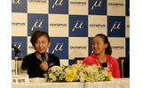 フィギュアスケート選手として、学生として多忙な二人。「プライベートでバリに行きたいです。スキューバダイビングをしたり、自然を楽しみたいですね。あと、大学生になったので時間があったら車の免許を取りたいです」（舞）。「あまり時間がないんですが、ハワイに行ってショッピングをしたり、のんびりしたいですね」（真央）の画像