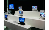 展示された有機ELテレビ27V型と11V型の画像