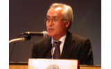 　NECマグナスコミュニケーションズ 第二営業部 MVN担当部長 原祐三氏が「WILLCOM FORUM ＆ EXPO 2007」のセミナーで紹介した「VoiceWay」は、社内の内線電話用の交換機に取り付けて使用するPHSアダプターだ。の画像