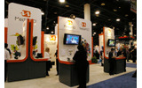「NAB 2007」のMediaFLOブースでは、携帯電話向けの映像配信サービス「MediaFLO」の実演が行われている。の画像
