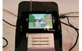 「NAB 2007」のMediaFLOブースでは、携帯電話向けの映像配信サービス「MediaFLO」の実演が行われている。の画像