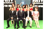 出演者全員でのフォトセッション。プリメディアTV KOREA社長・キム氏、プリメディアTV社長・草刈満氏、DideoNET・安東まりあとTHE ポッシボーの画像