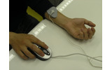 電気パッドは粘着シート仕様なので身体にぺったりくっつくの画像
