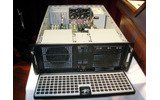 実験に利用したサーバ。マザーボードにSUPERMICRO X7DBE（CPU：デュアルコアXeon 3GHz、メモリ：4Gバイト）を採用。OSはLinuxで、NICはチェルシオ社製のS310と、ごく一般的なもので記録を達成した意義は大きいの画像