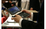 　会場で人だかりができていた展示が、企業向けノートパソコン「FMV-LIFEBOOK」の新たなラインナップとして登場したUMPC（超小型軽量PC）の「FMV-LIFEBOOK U」シリーズだ。の画像