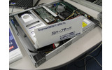 「Express5800/i110Rb-1h」ハーフサイズのため、背面のインタフェースは排除されているの画像