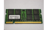 写真はSanMax製モジュール、Elpida製チップ搭載のPC2-5300(DDR2-667)1GBメモリ。SanMax製のDDR2 SO-DIMMはMacBookへも対応しており人気となっている製品のひとつだの画像