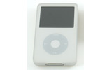　レイ・アウトは31日、第5世代iPod/第2世代iPod nano/第2世代iPod shuffle用に、シリコンジャケットやACアダプタ、イヤホン巻き取りなどをワンパッケージ化したセット製品全5シリーズを発表。6月上旬から順次出荷する。価格はオープン。の画像