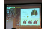 コメディ番組の出演者が着ている服のアイコンが動画中に埋め込まれていて、アイコンをクリックすると購入画面が表示される。こういった仕掛けを実現できるのはFlash Videoならではといえるの画像
