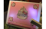 　日本電気（NEC）は6日、サンリオとのコラボレーションによるノートPC「LaVie G ハローキティモデル」の発表に合わせて都内でプレス向けの展示会を開催した。の画像