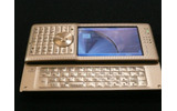 キーボード部のアップ。キーはW-ZERO3[es]よりも大きくなり、指が接する面積が大きくなったため、タイピングしやすくなっているの画像