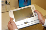液晶ディスプレイは180度回転。ボタンでの操作時は両手で持つスタイルになる。また、画面の表示方向は自由に設定可能で、縦方向で使うこともできるの画像