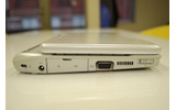 本体左側面。カバー内にはUSB2.0ポートと有線LANポートが備えられているの画像