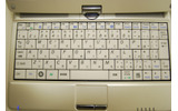 「KOHJINSHA SA」シリーズから一新されたキーボード。ファンクションキーもきちんと揃い、比較的標準的な配列になっている。キーピッチは15.9mm、キーストロークは1.5mmで、パンタグラフ方式。「小型化とタイプしやすさの両立を目指した」という開発担当者の言葉どおり、サイズにさえ慣れてしまえば、ほとんど違和感を感じずにタイプすることができるの画像
