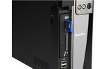 本体前面にメモリーカードスロットやUSBポートを装備の画像