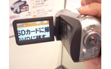 ズームも人差指で簡単操作。コンパクトなボディながら、2.7型30万画素のワイドビュー液晶モニターを搭載の画像